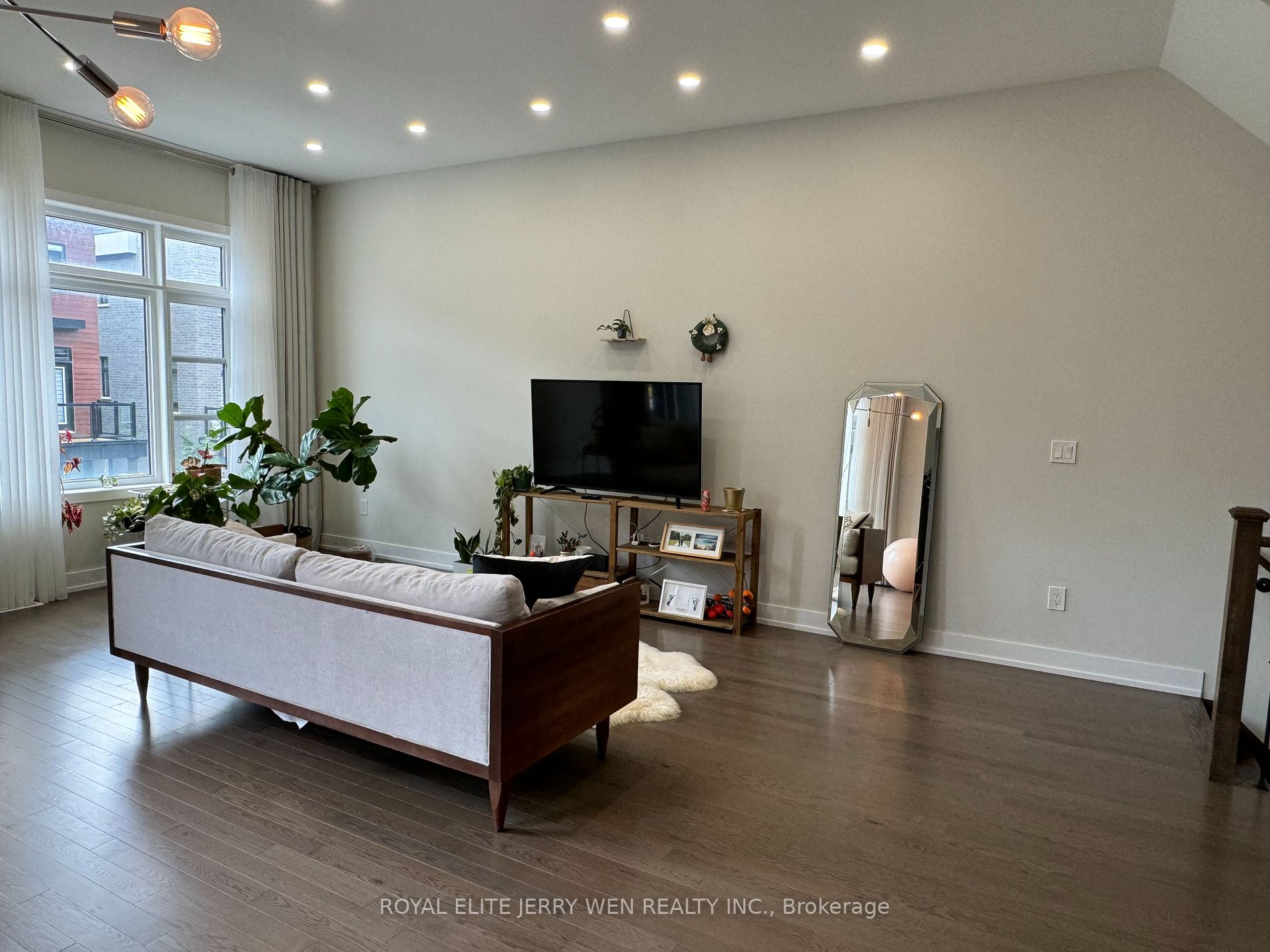 54 Laskin Dr