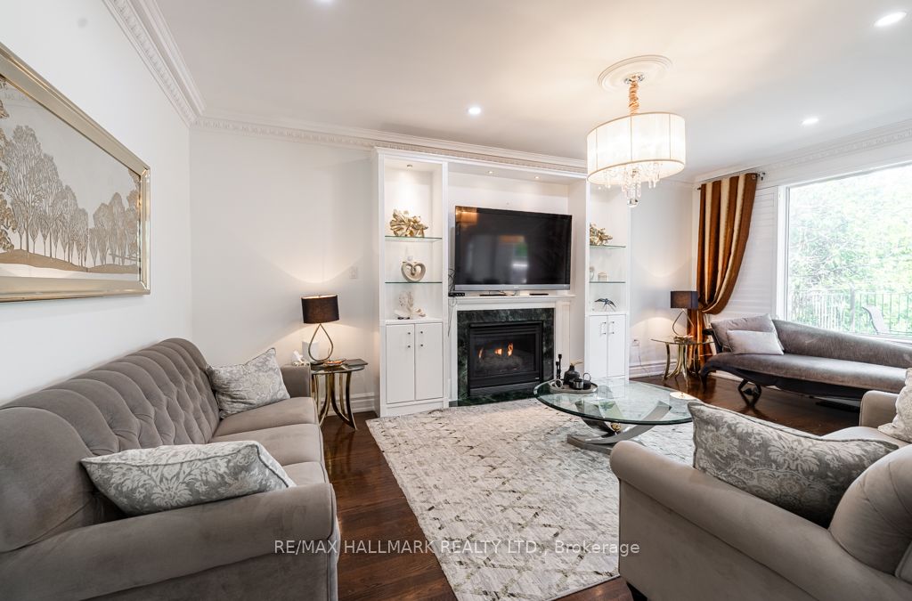 384 Kennedy St W