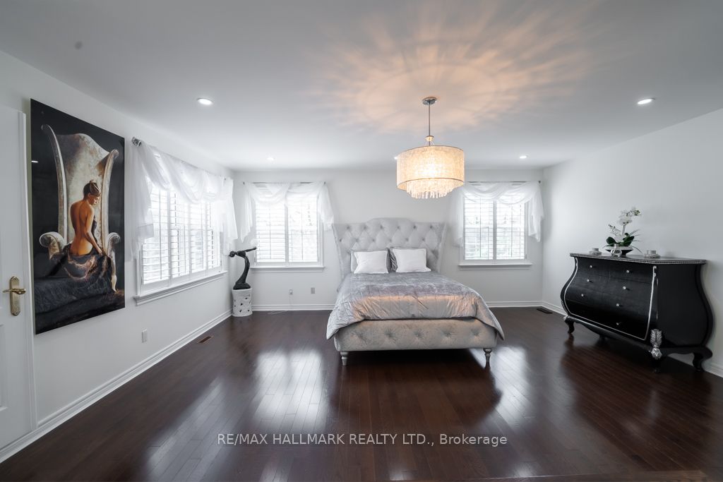 384 Kennedy St W