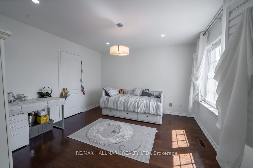 384 Kennedy St W