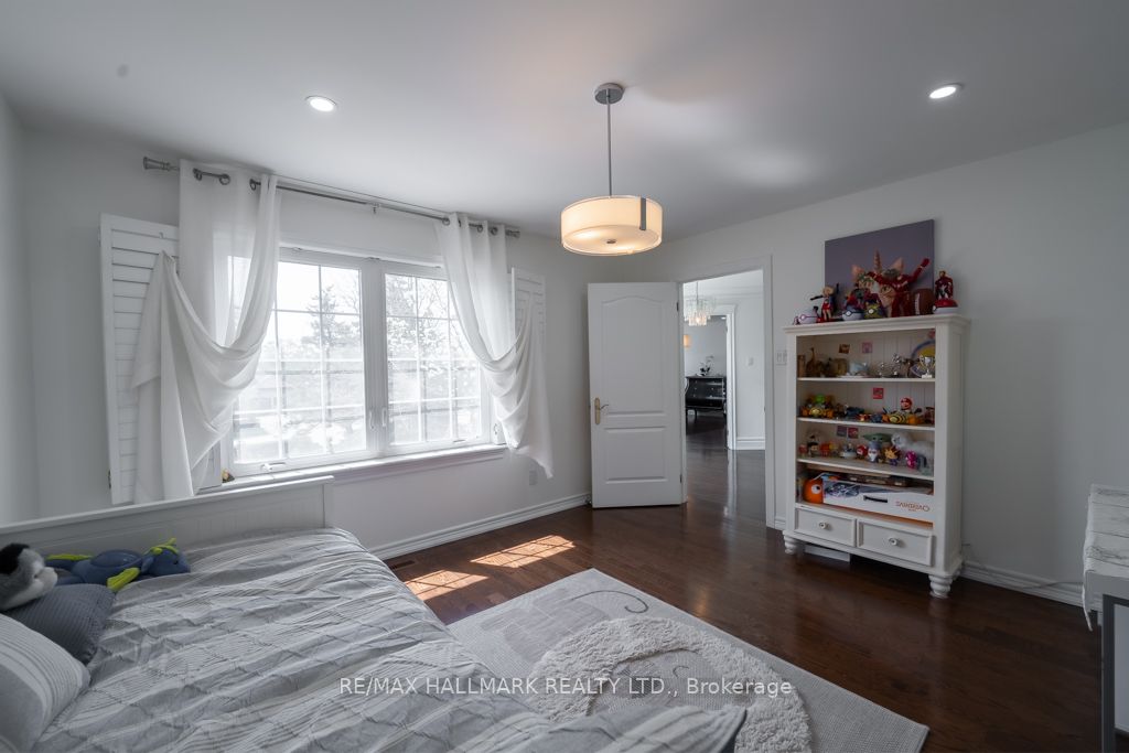 384 Kennedy St W