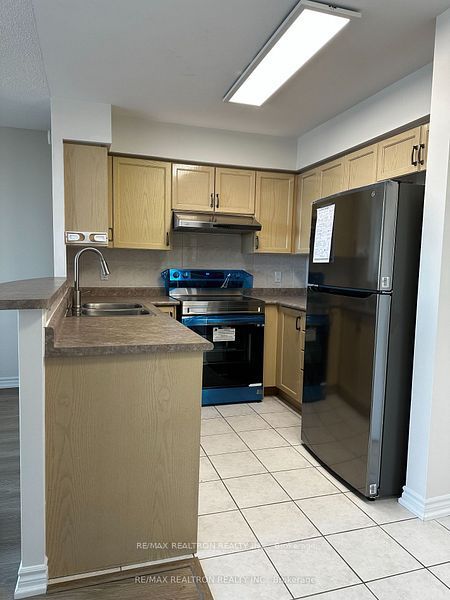 9015 Leslie St, #1218