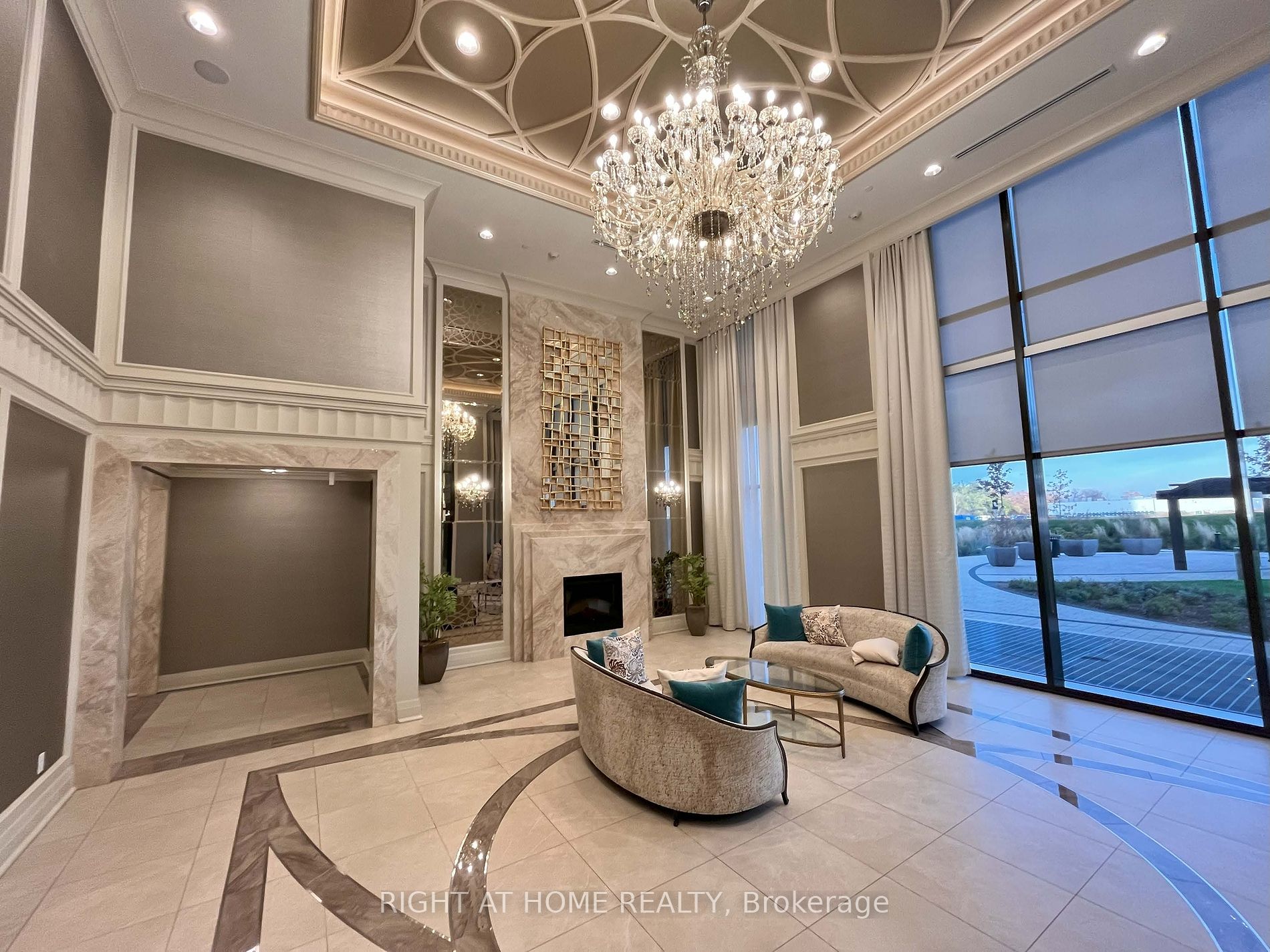 9085 Jane St, #811