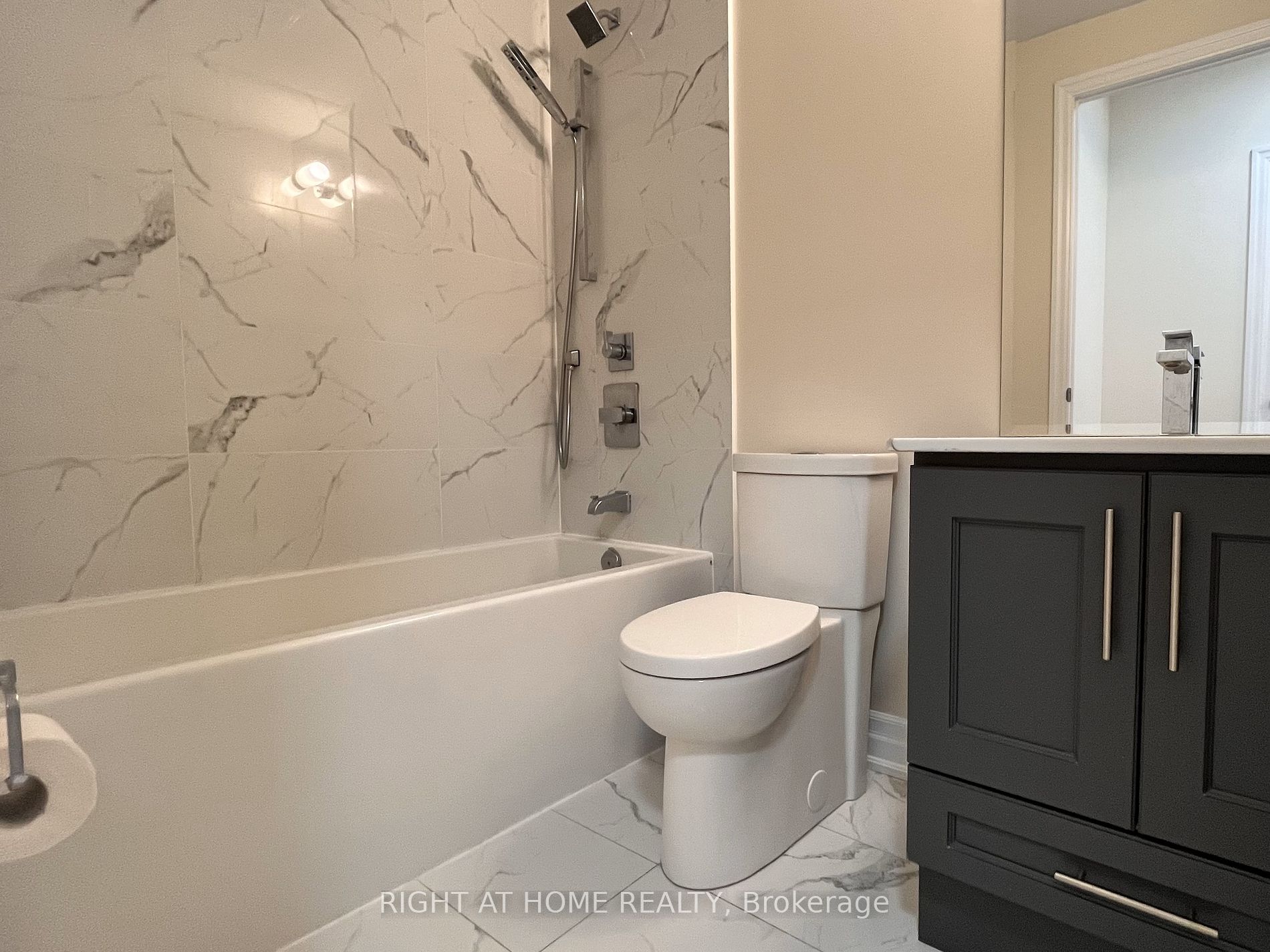 9085 Jane St, #811