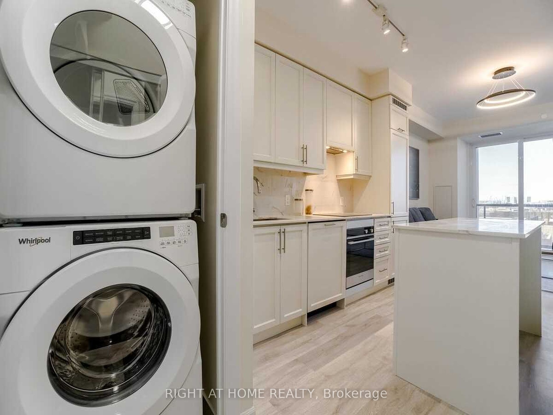9085 Jane St, #811