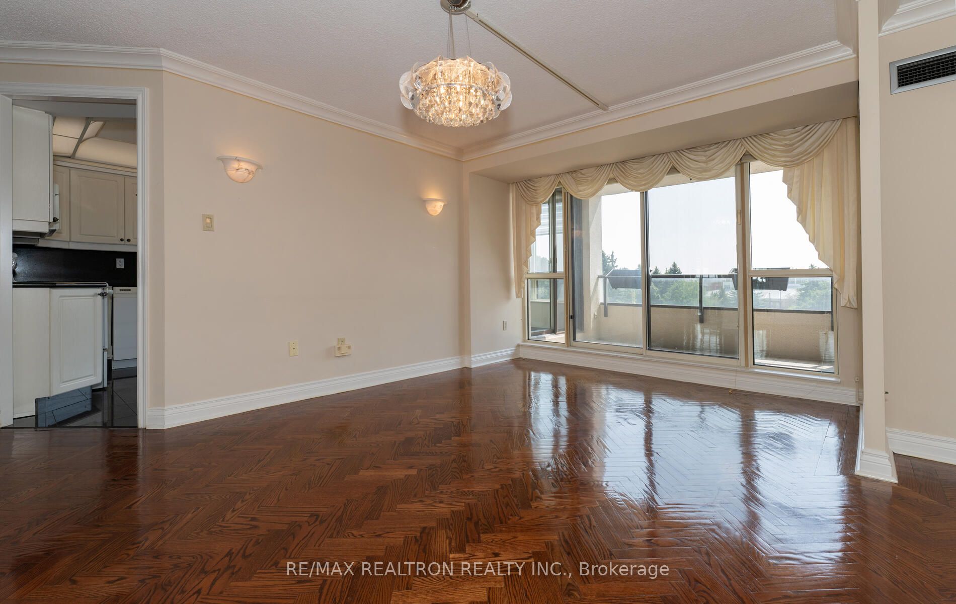 343 Clark Avenue W, #502