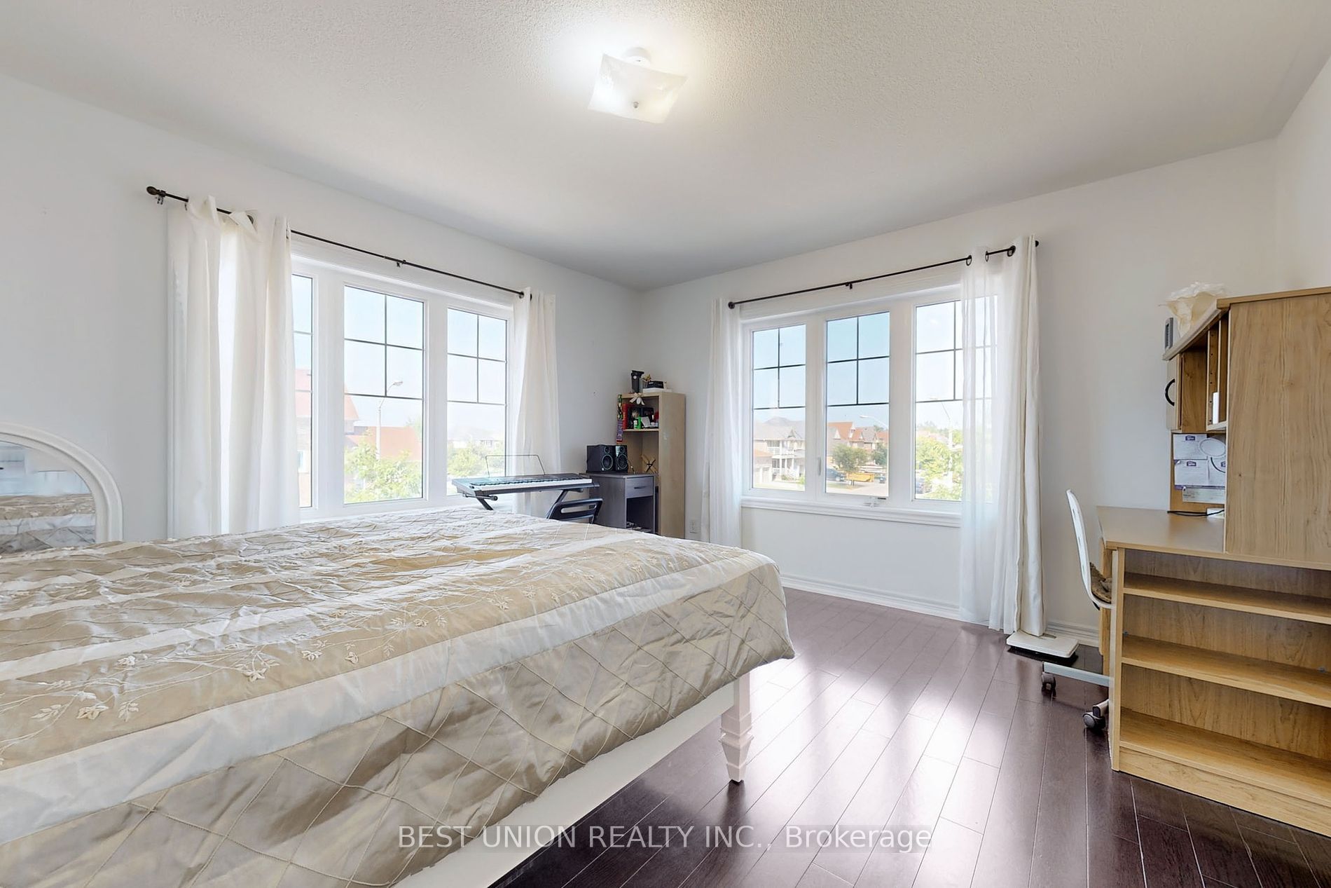 16 Hawke Crescent