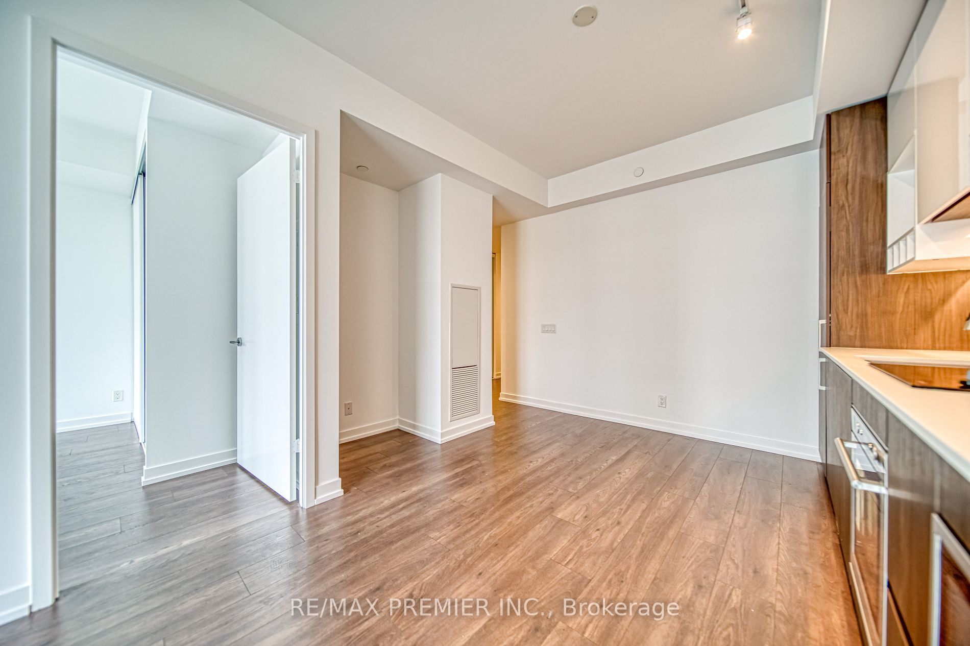 5 Buttermill Ave, #603