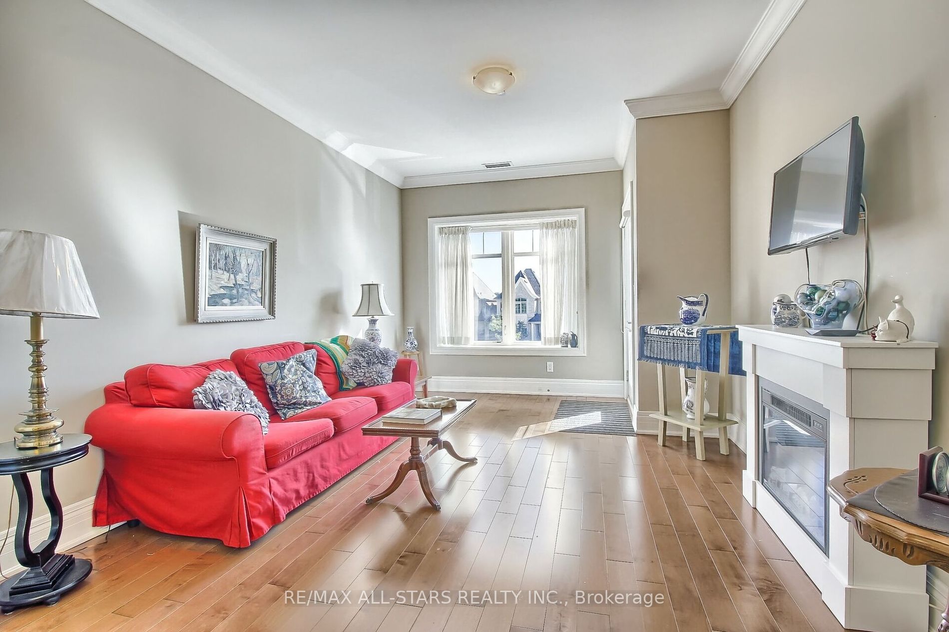 80 Burns Blvd, #208