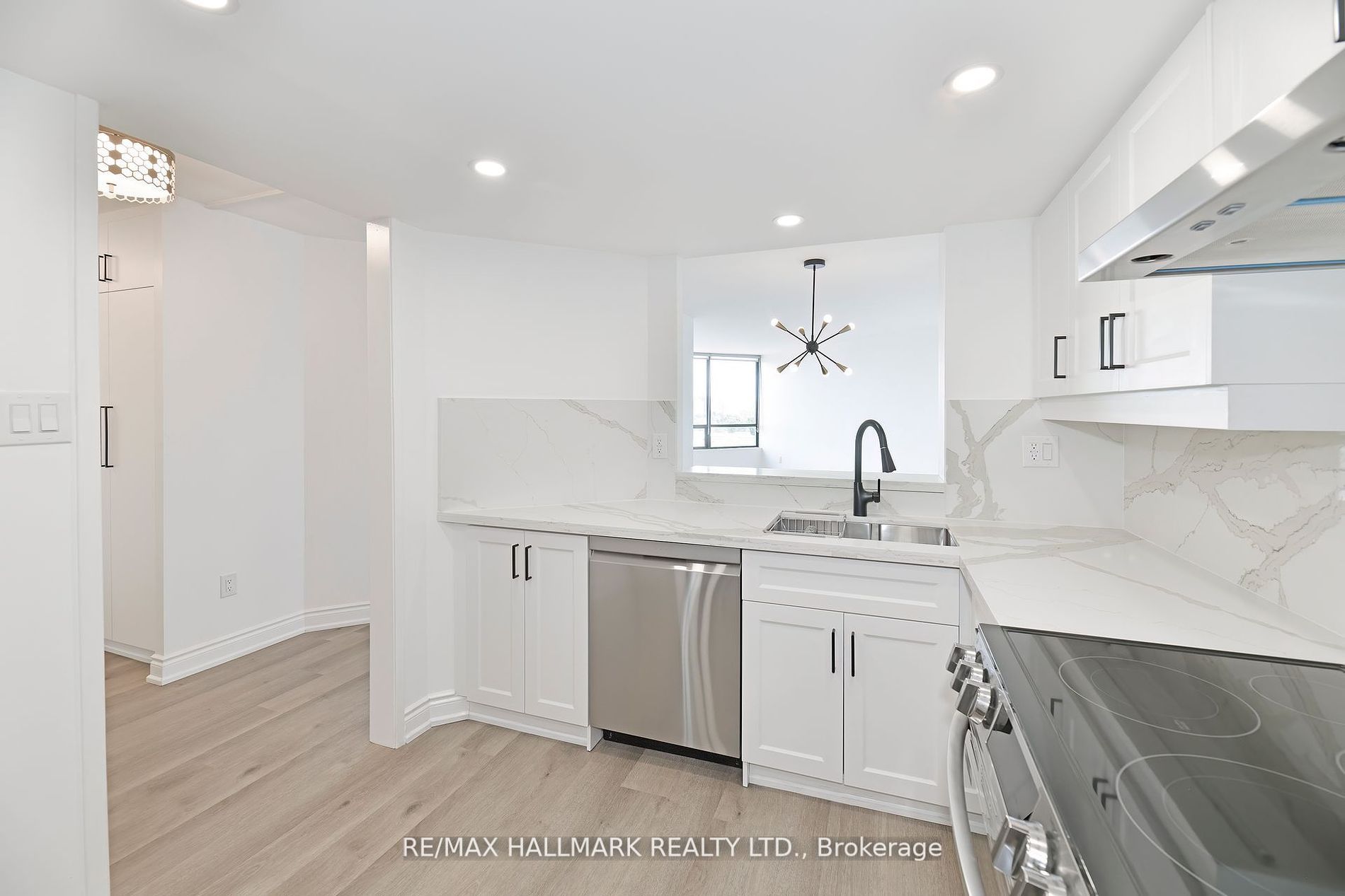 7420 Bathurst St, #706