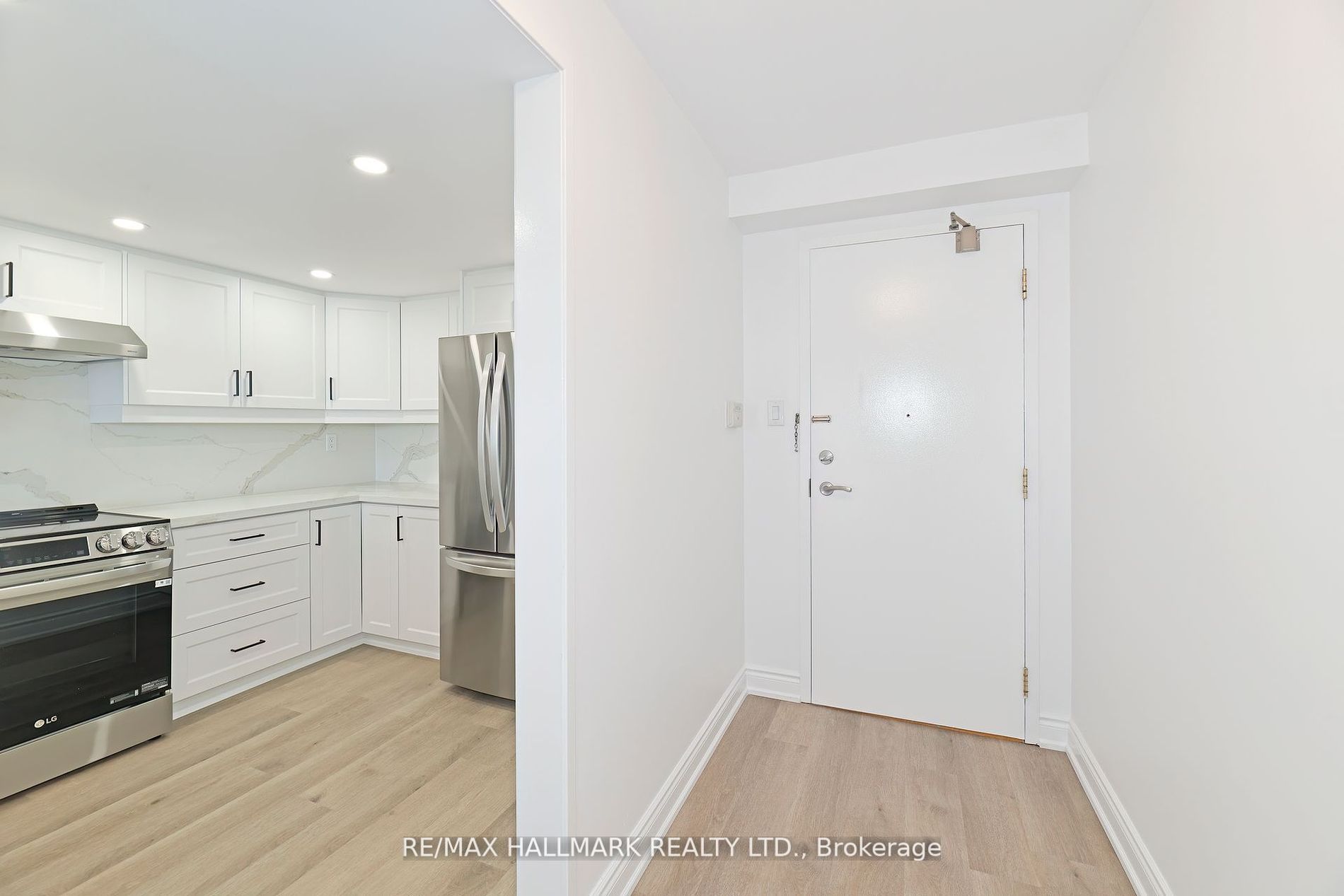 7420 Bathurst St, #706