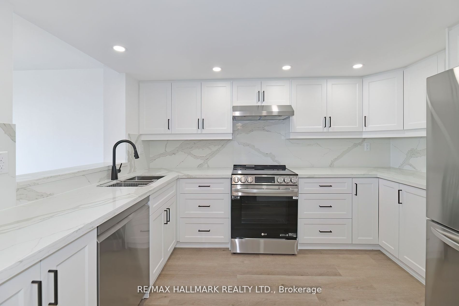 7420 Bathurst St, #706
