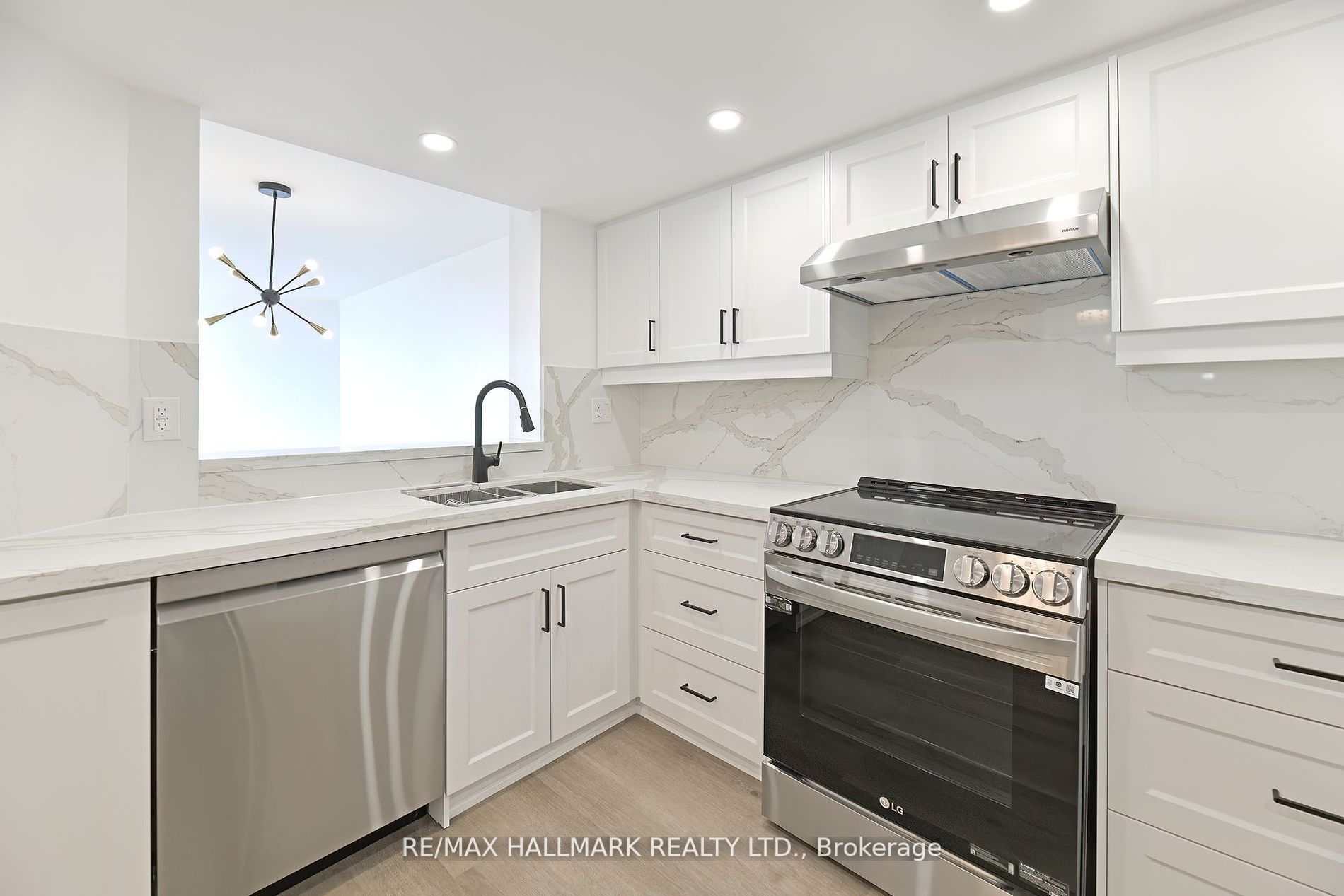 7420 Bathurst St, #706