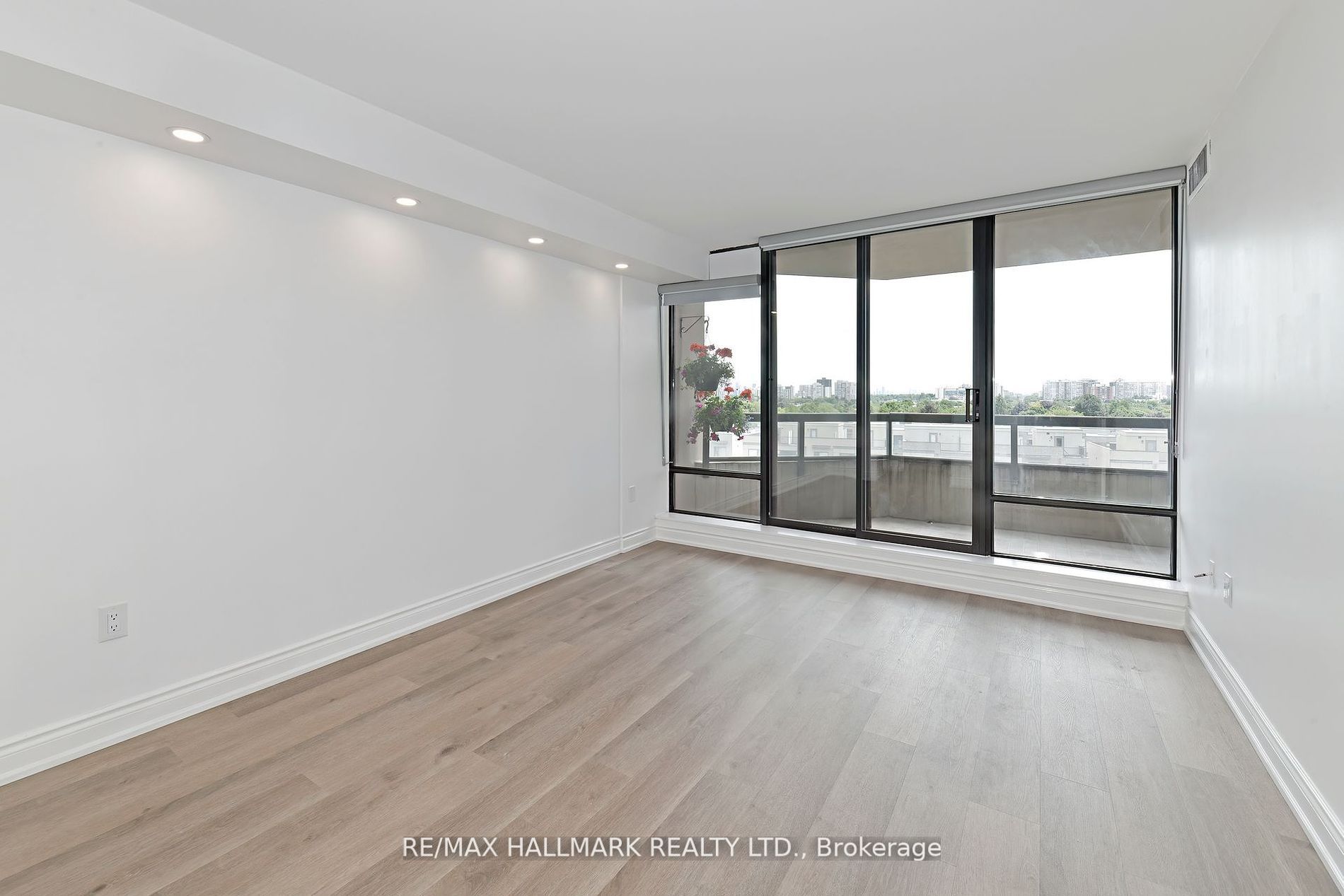 7420 Bathurst St, #706