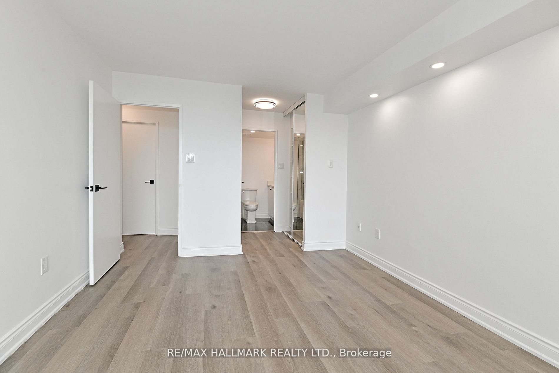 7420 Bathurst St, #706