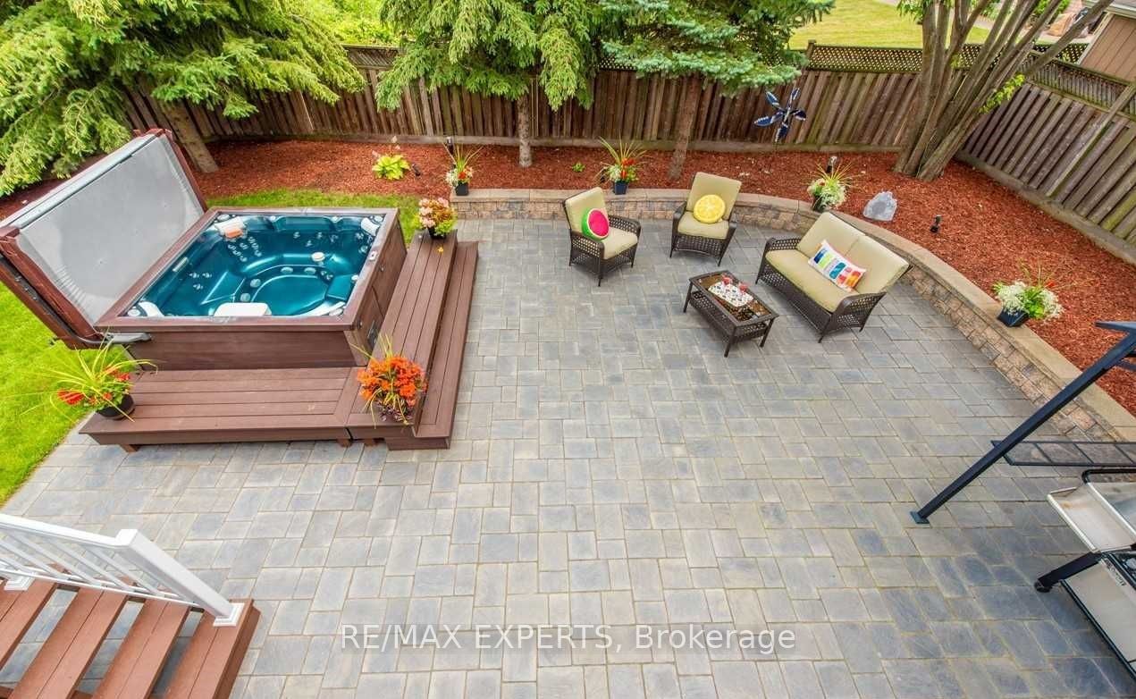 94 Royview Crescent