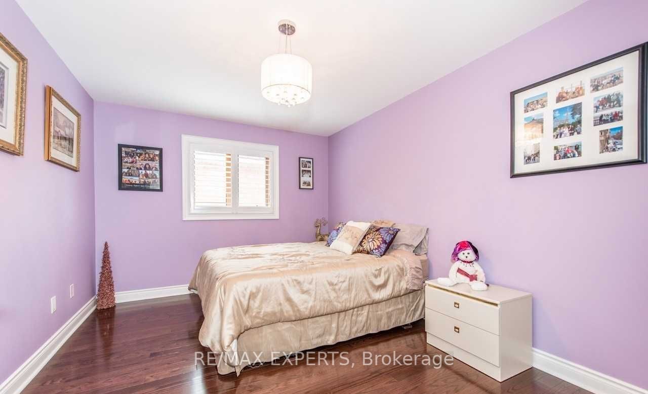 94 Royview Crescent