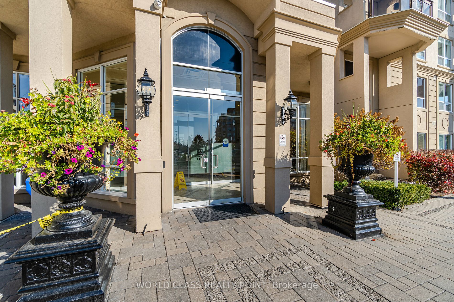 8 Maison Parc Crt, #204