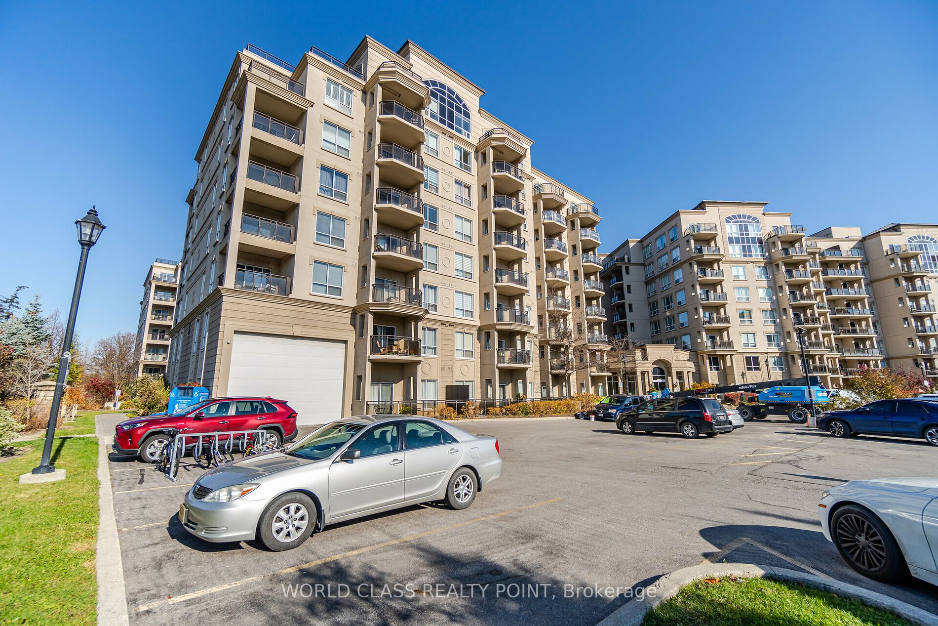 8 Maison Parc Crt, #204