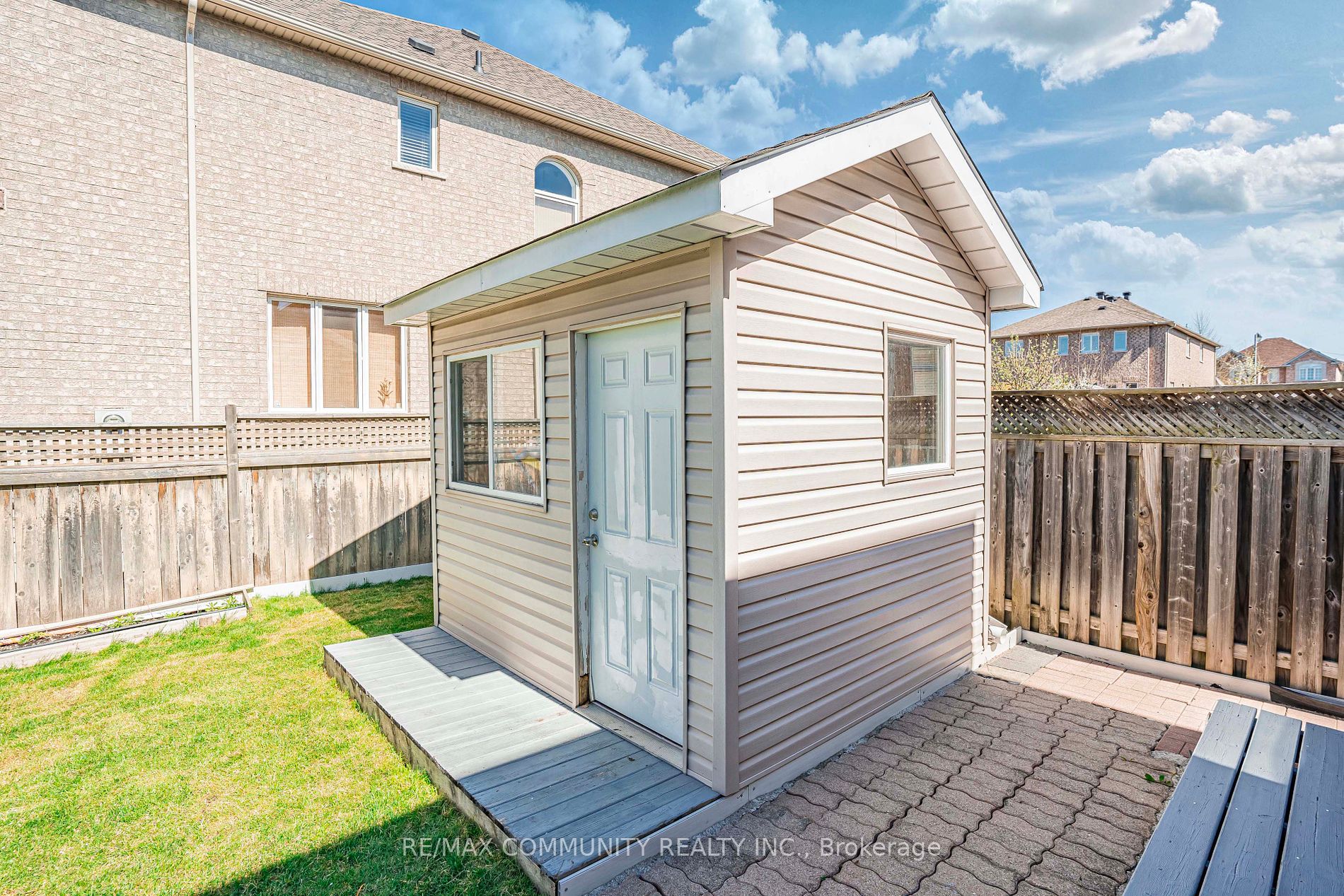 42 Reginald Lamb Cres