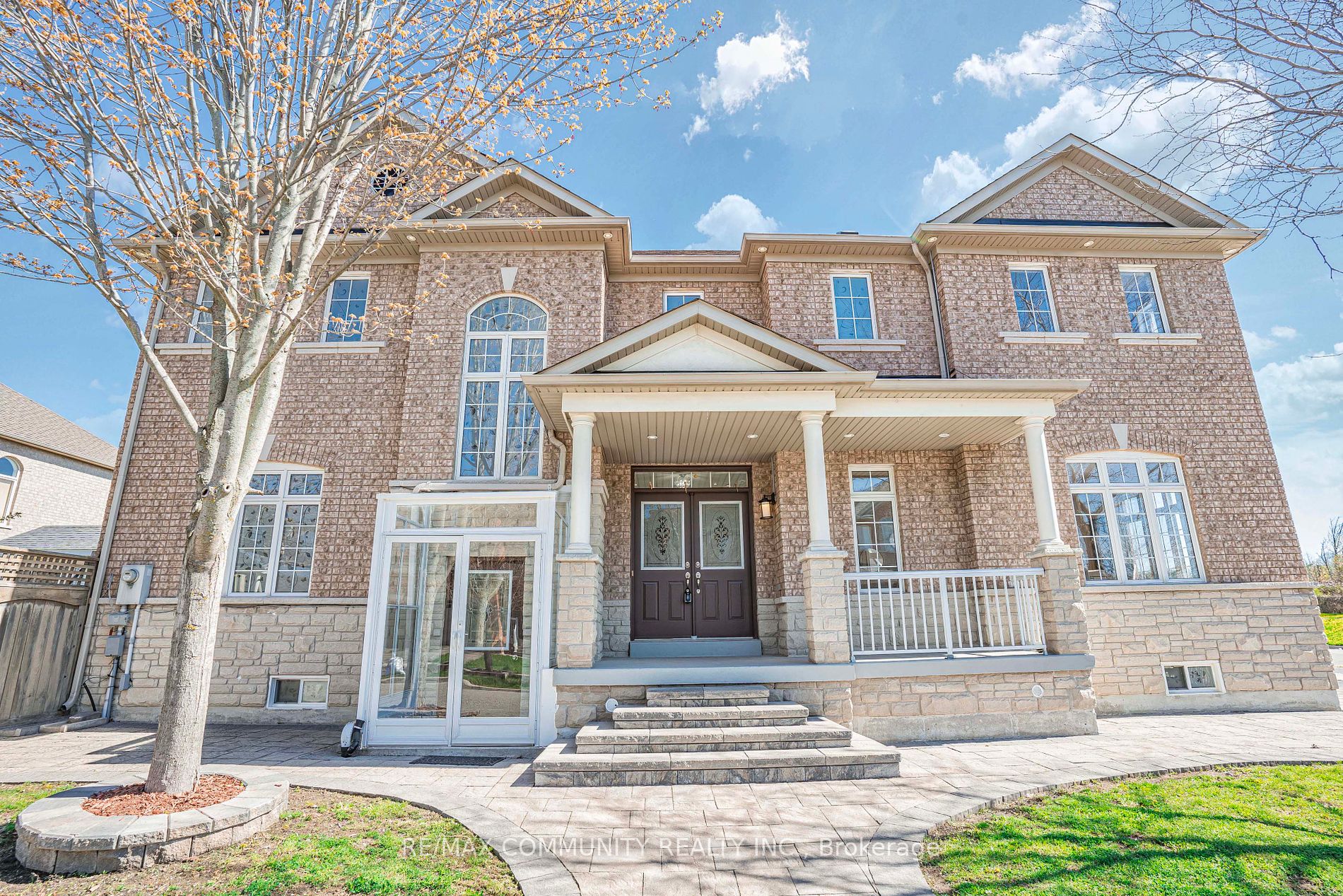 42 Reginald Lamb Cres