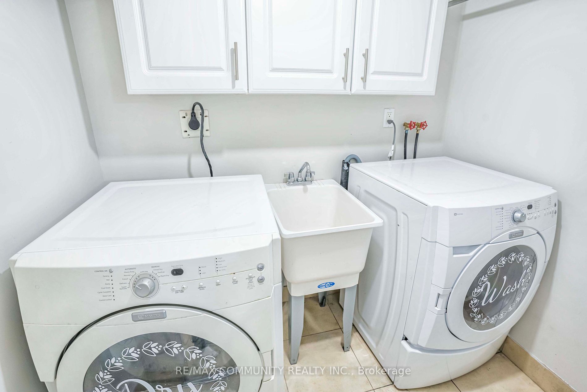 42 Reginald Lamb Cres