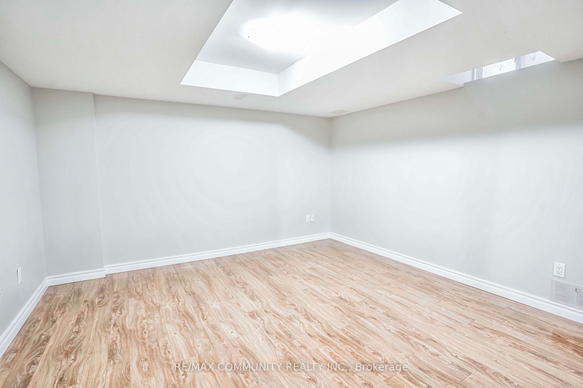 42 Reginald Lamb Cres