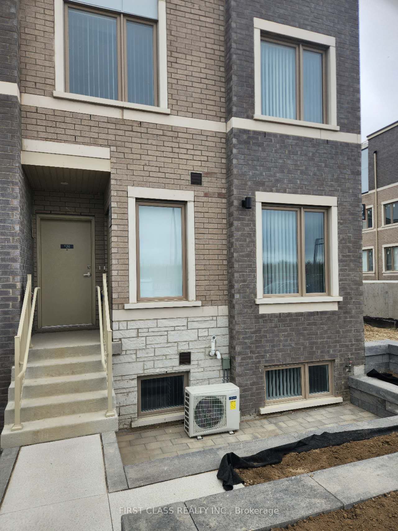 140 Honeycrisp Cres, #290