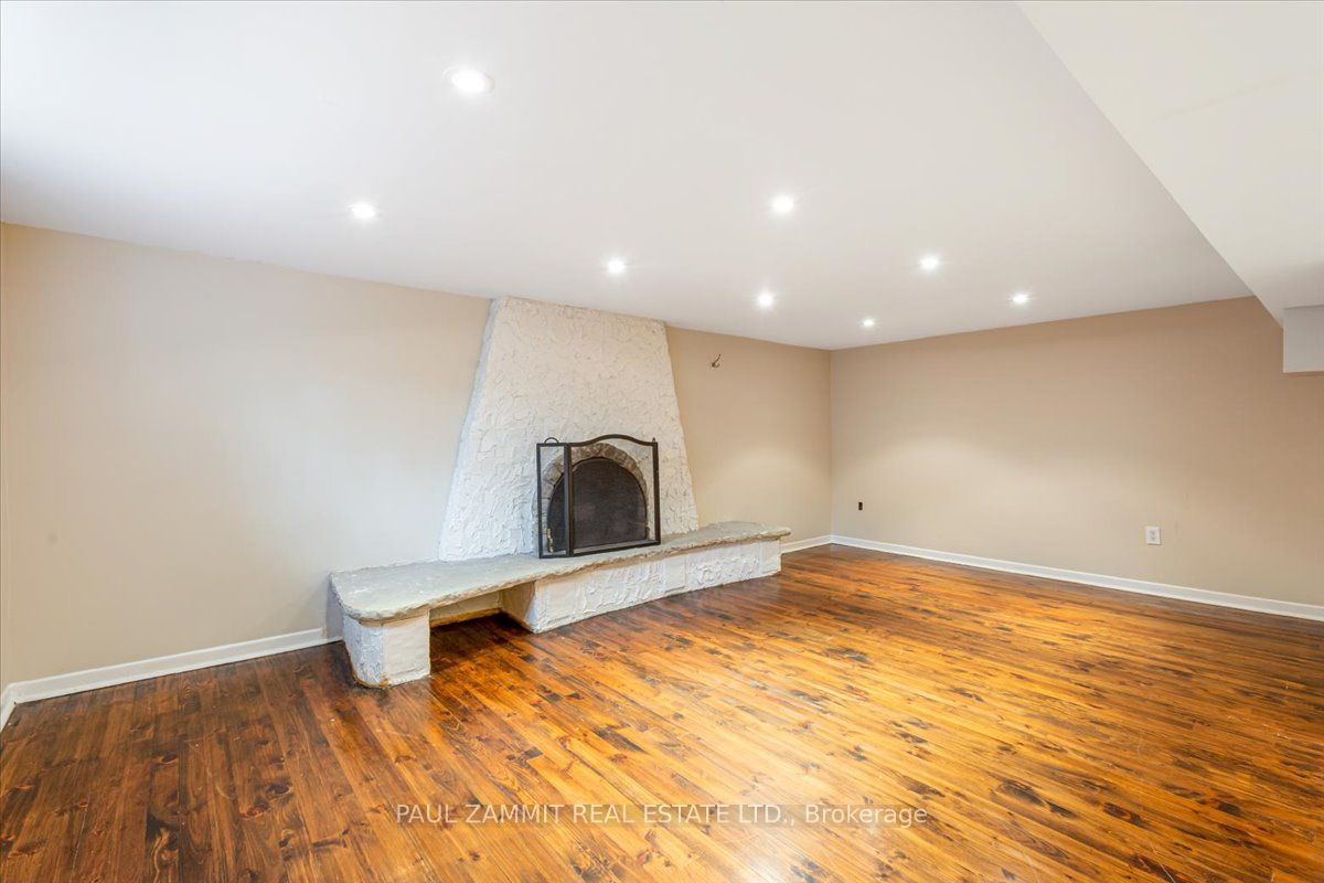15 Laureleaf Rd