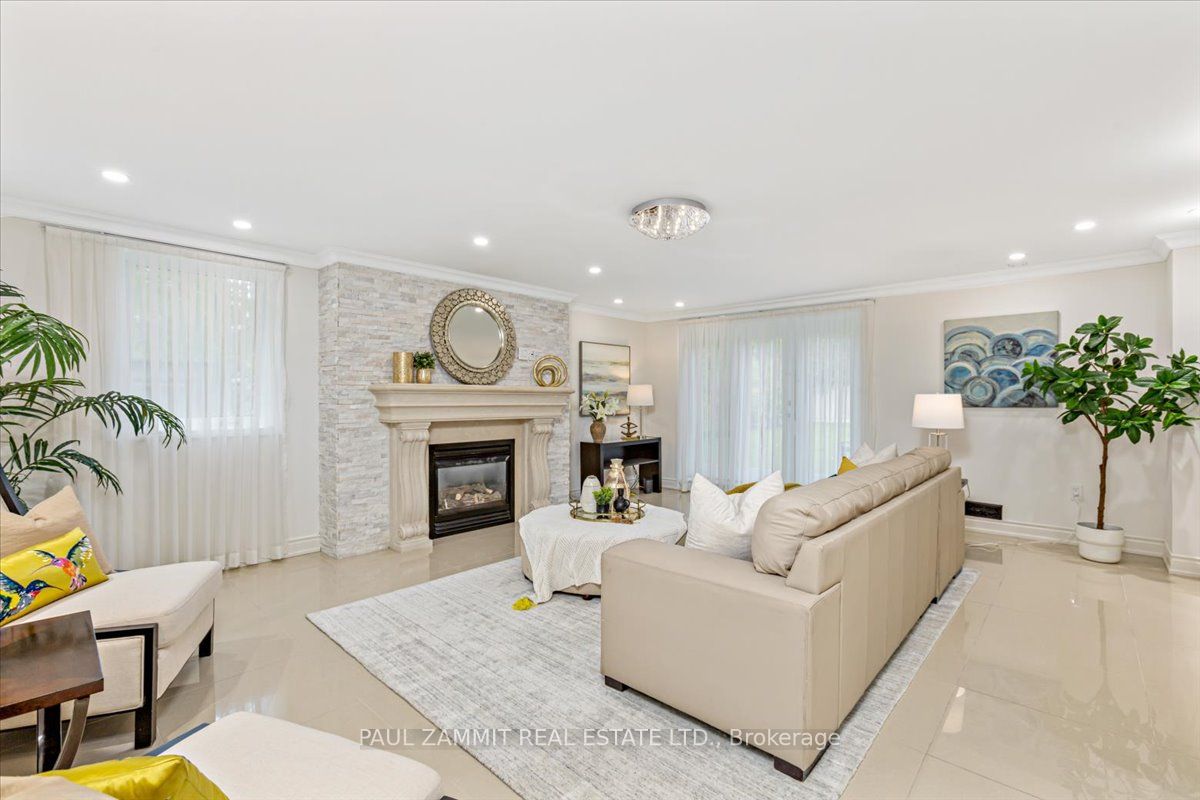 15 Laureleaf Rd