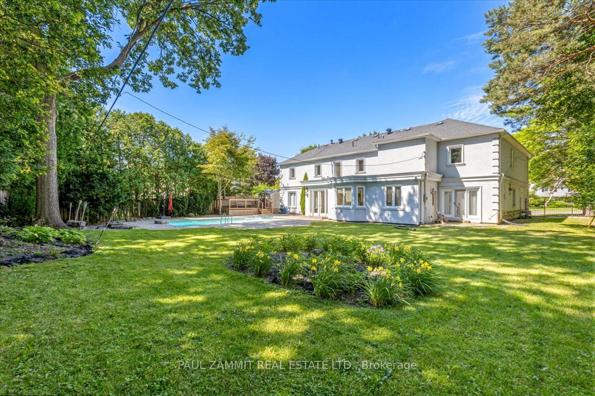 15 Laureleaf Rd