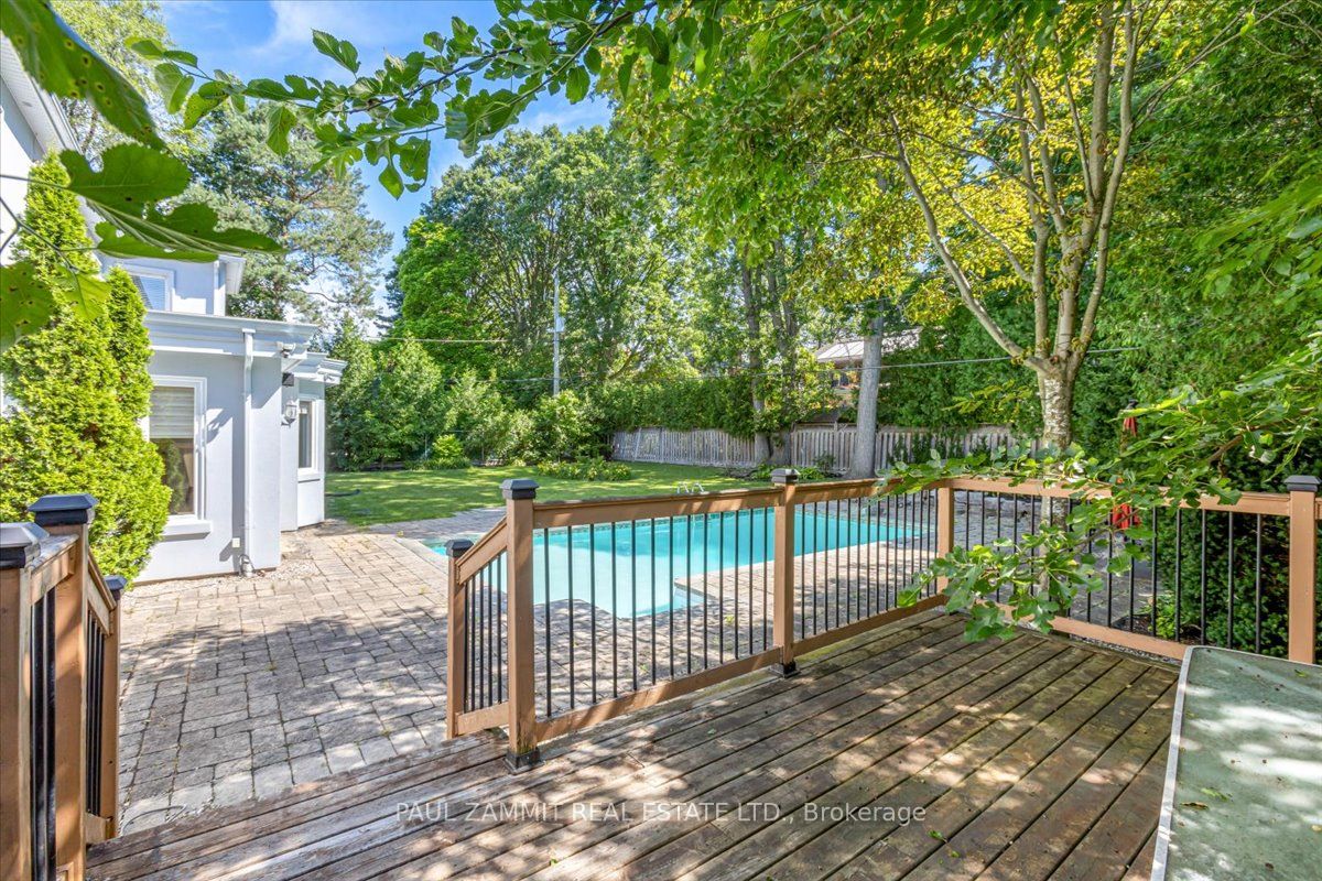 15 Laureleaf Rd
