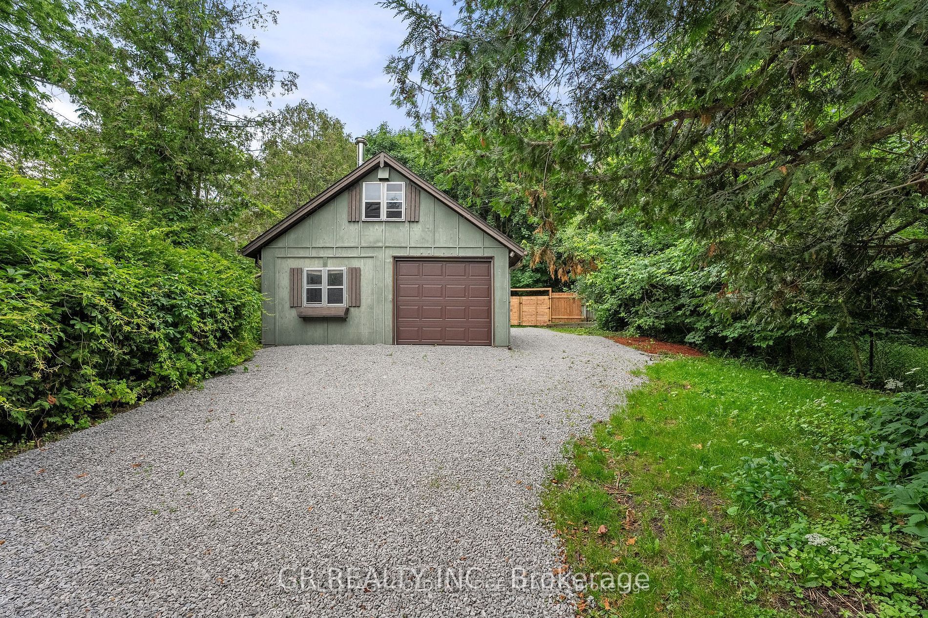 127 Lake Dr N