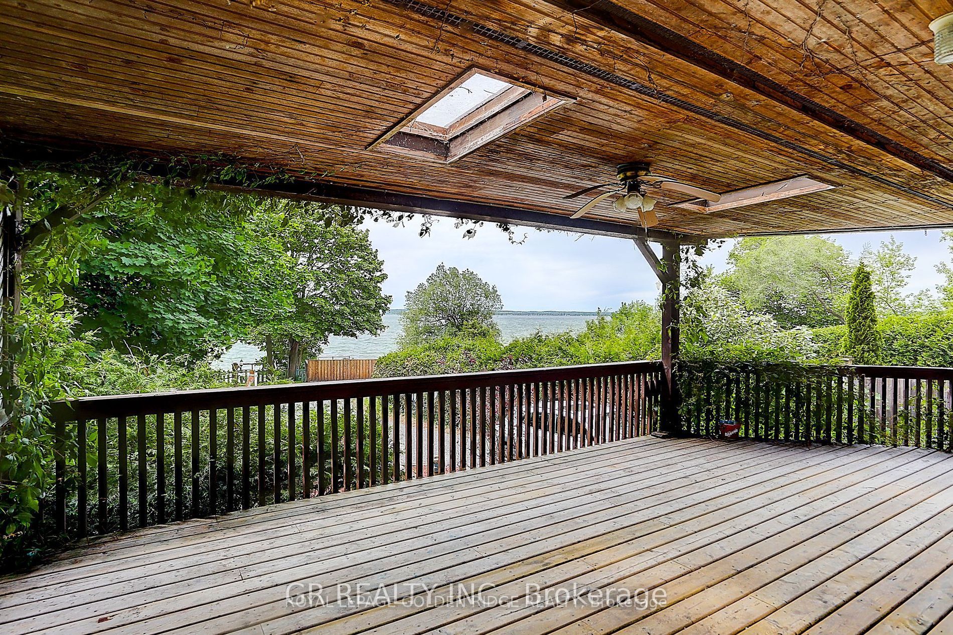 127 Lake Dr N