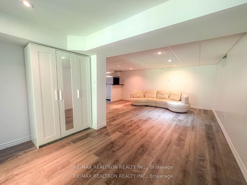 932 Elgin St