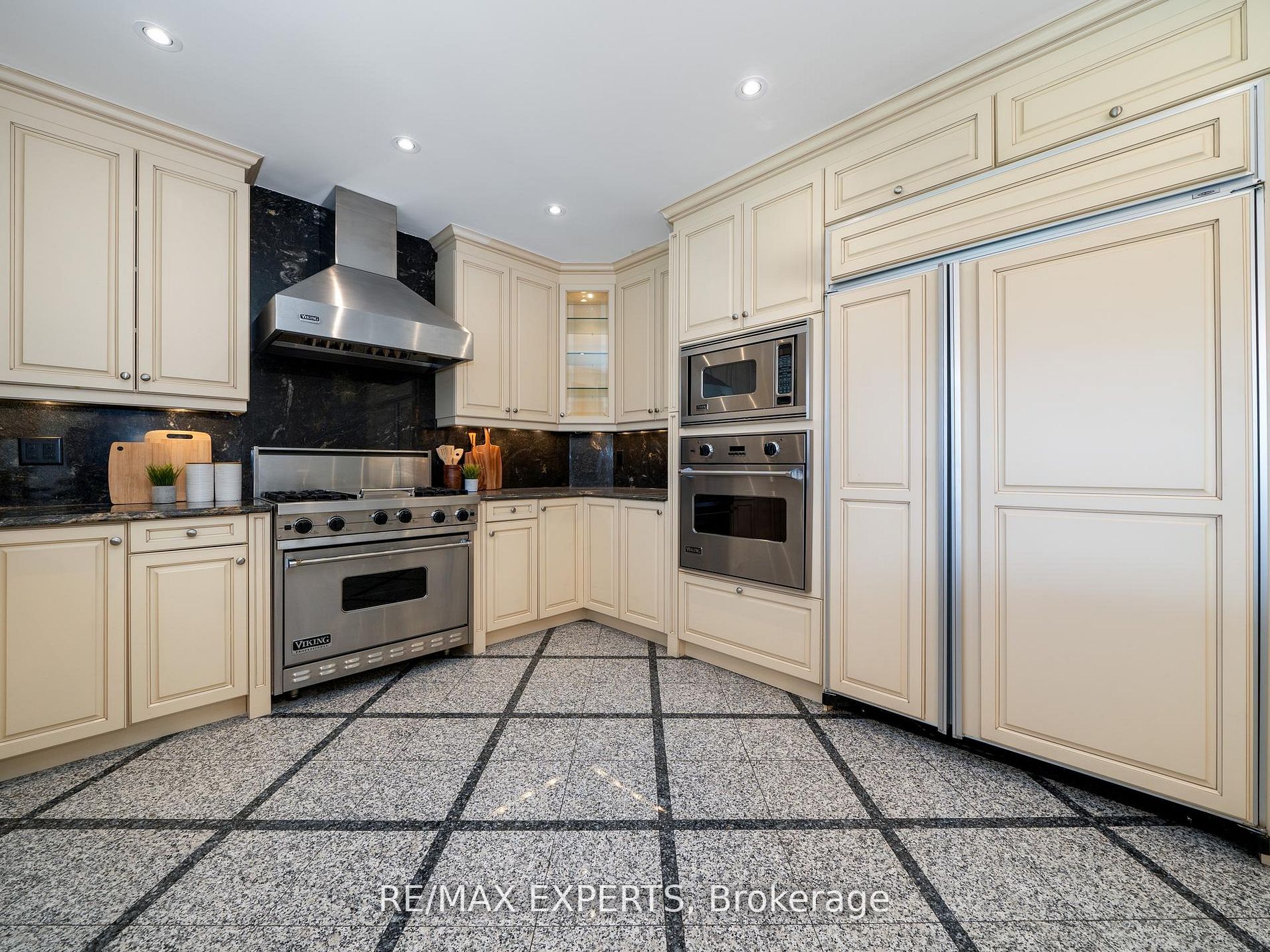16 Noble St
