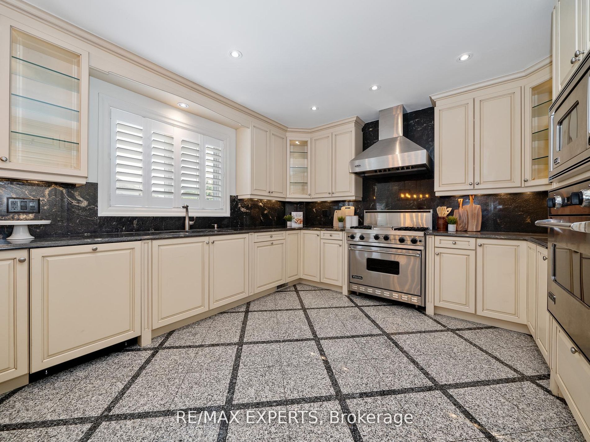 16 Noble St