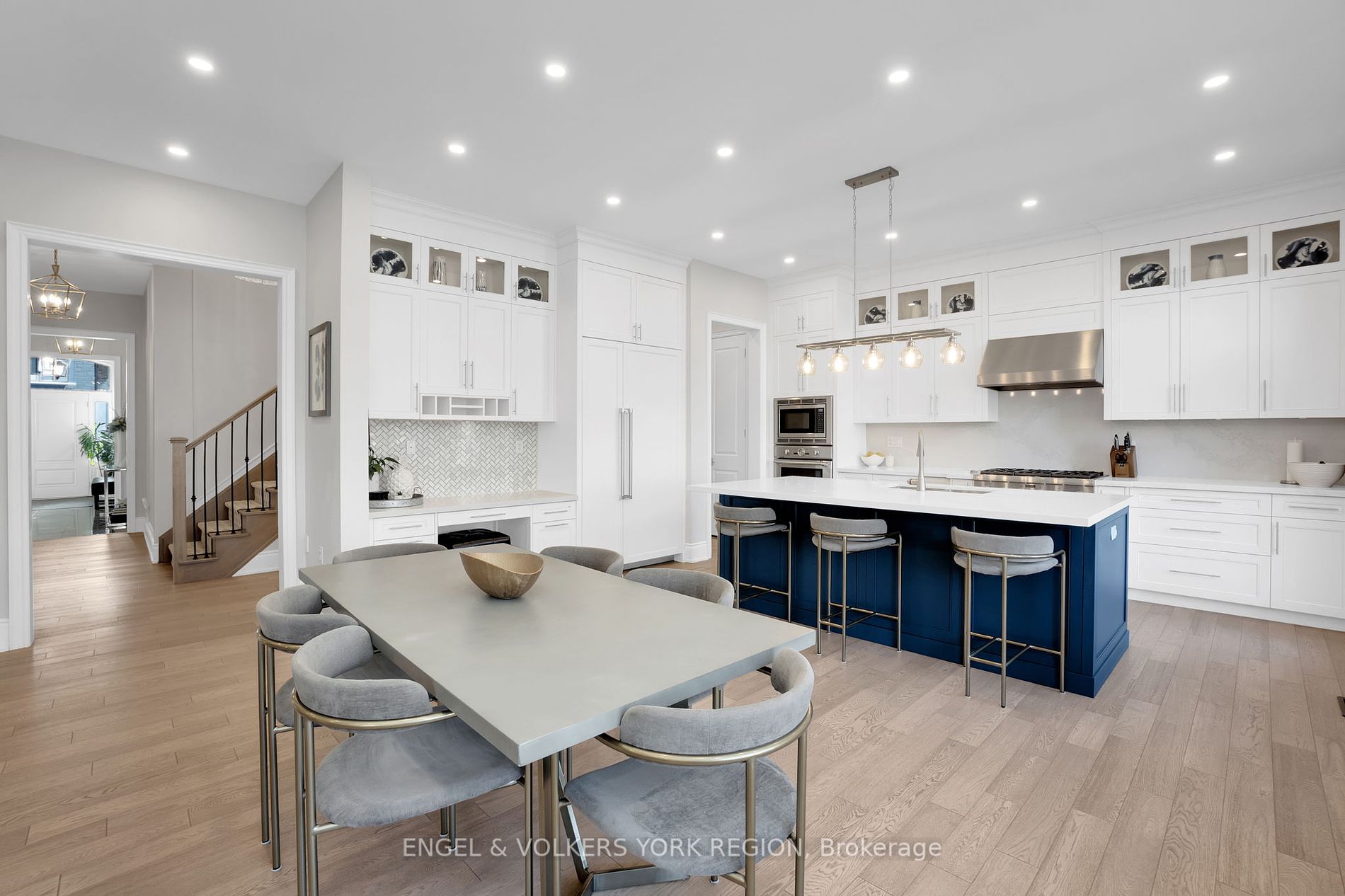 11 Cairns Gate
