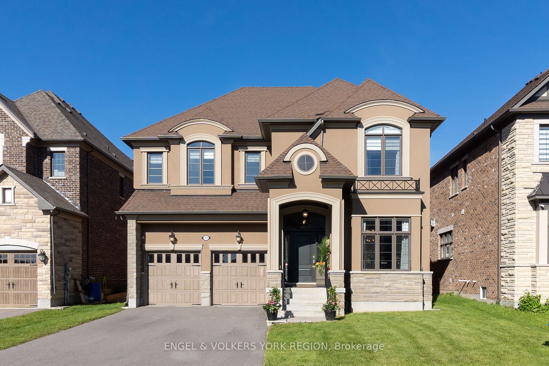 11 Cairns Gate