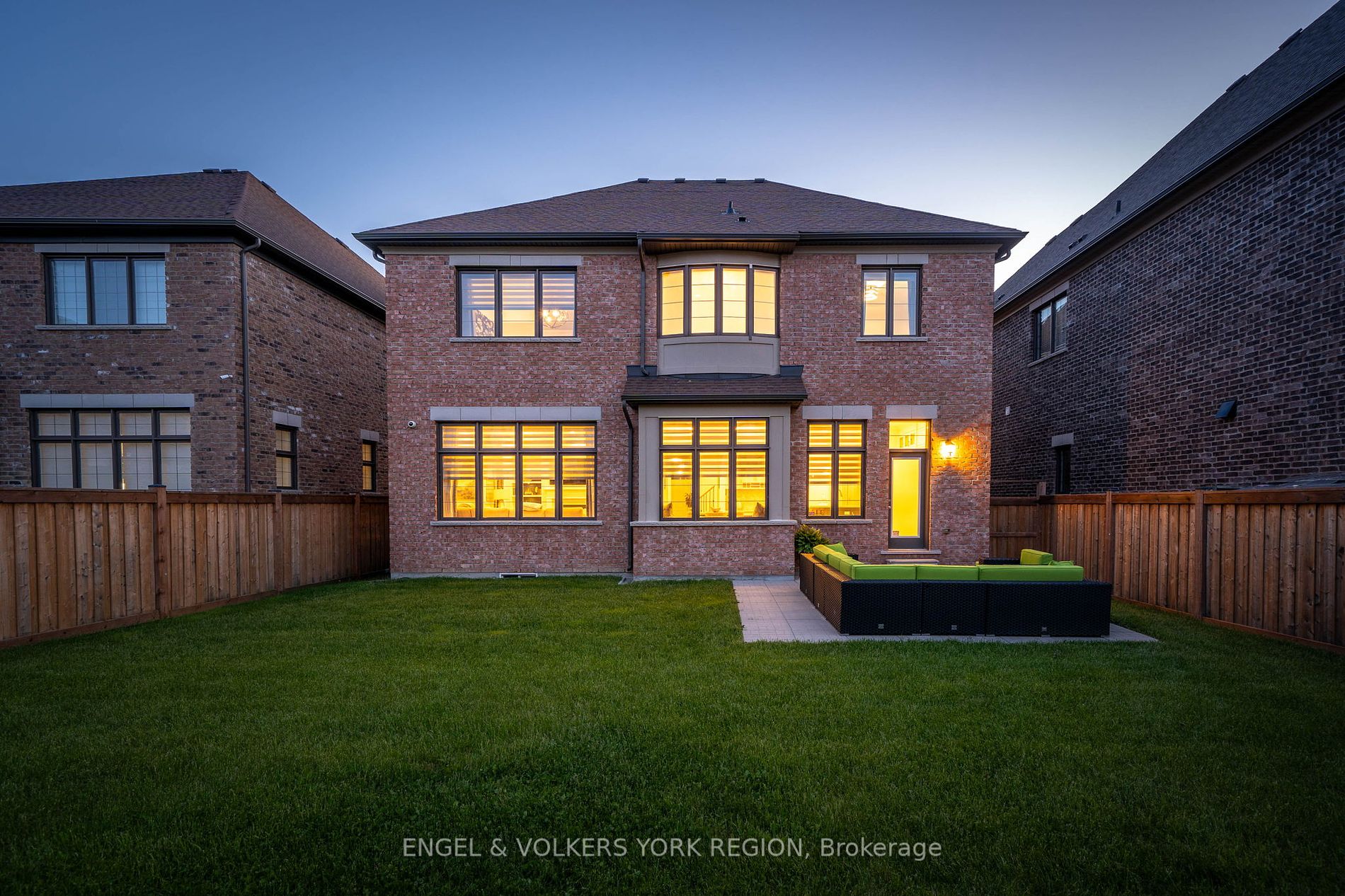 11 Cairns Gate