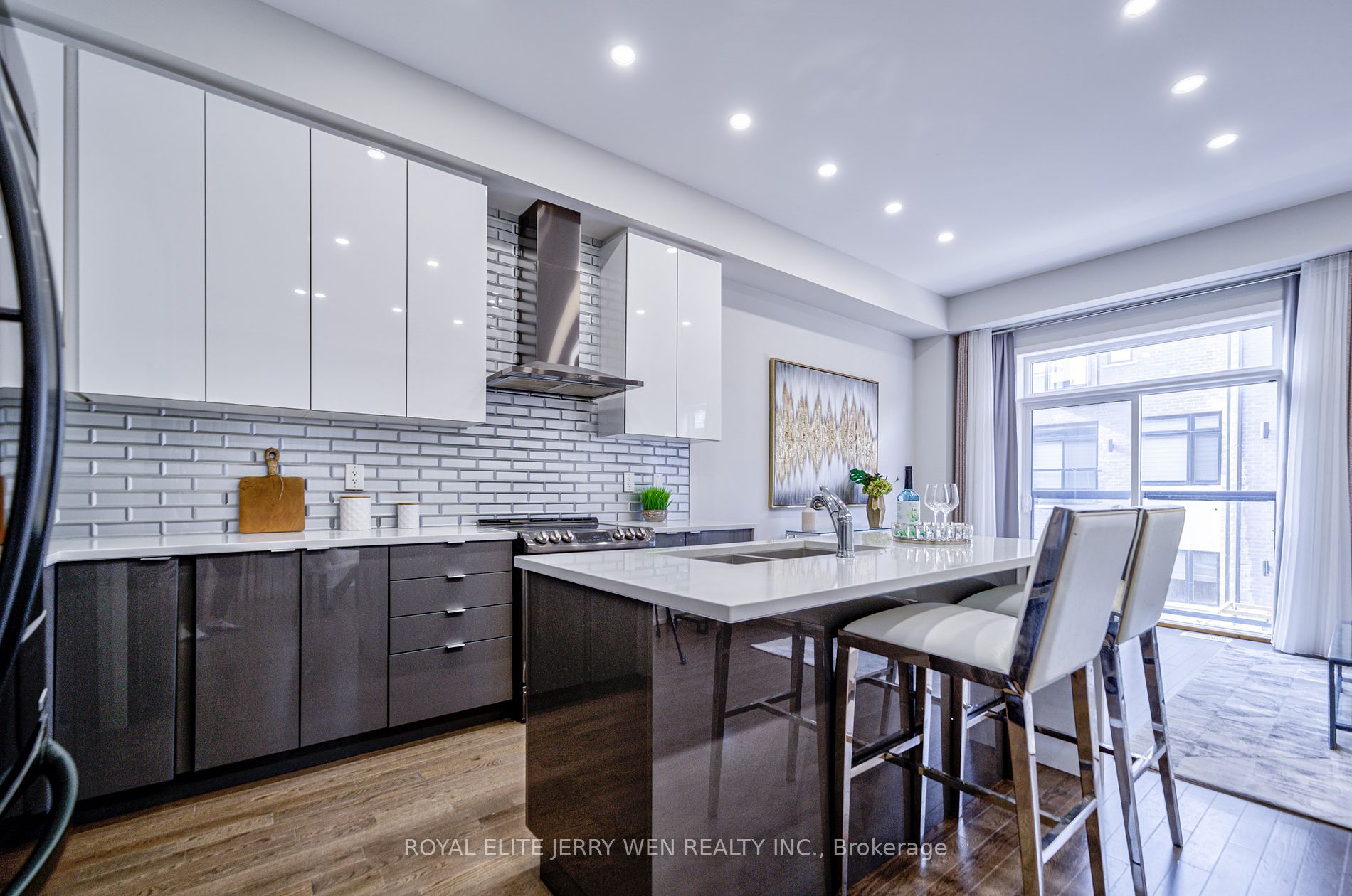54 Laskin Dr