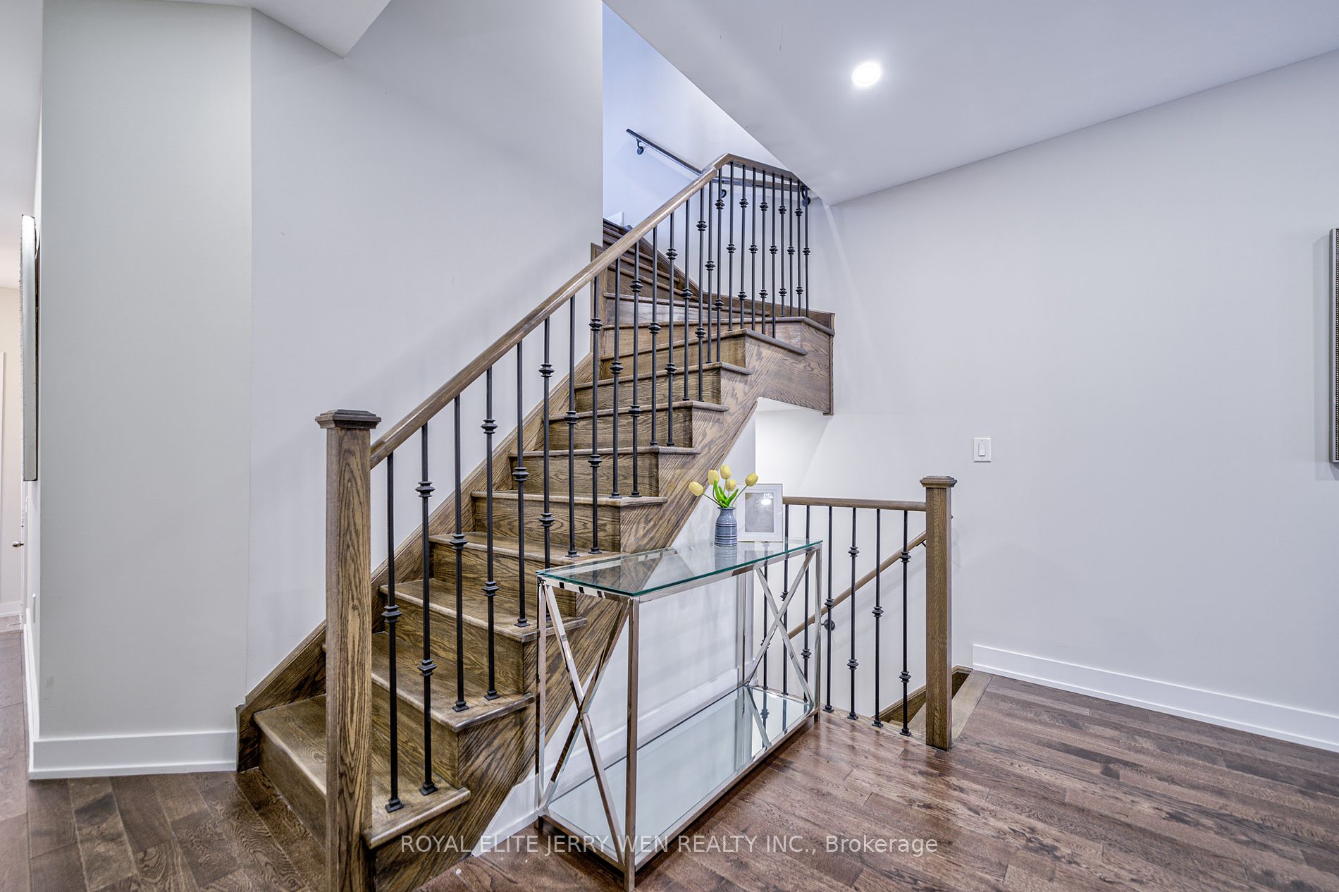 54 Laskin Dr