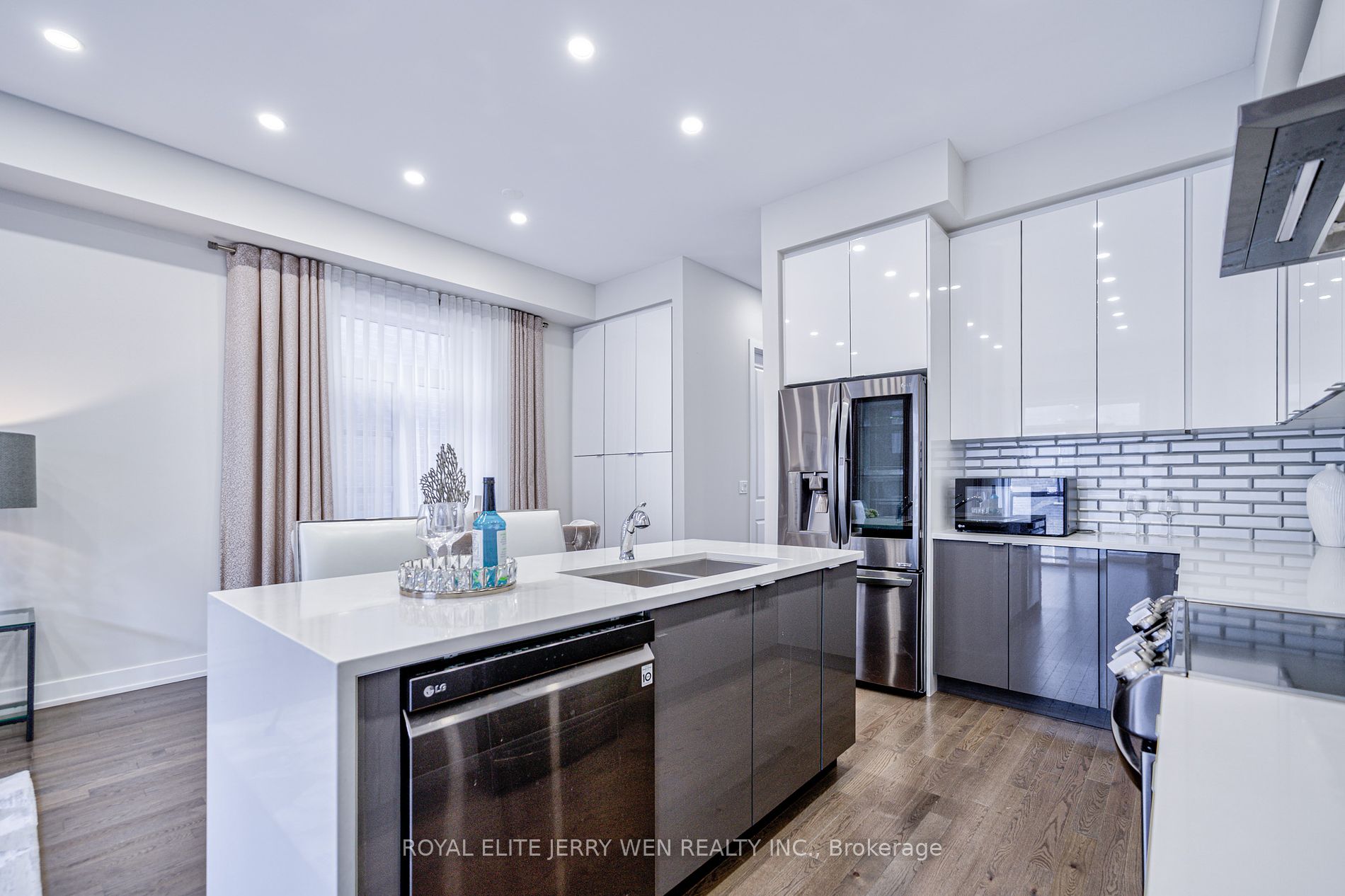 54 Laskin Dr