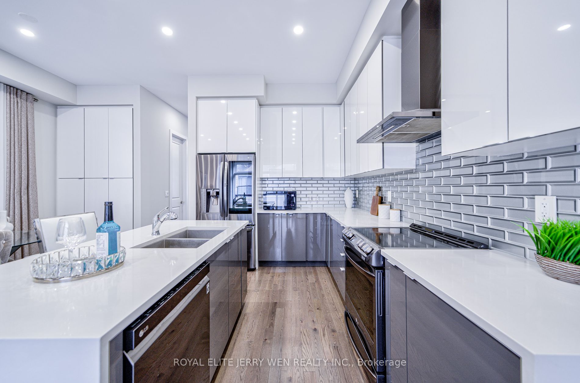54 Laskin Dr