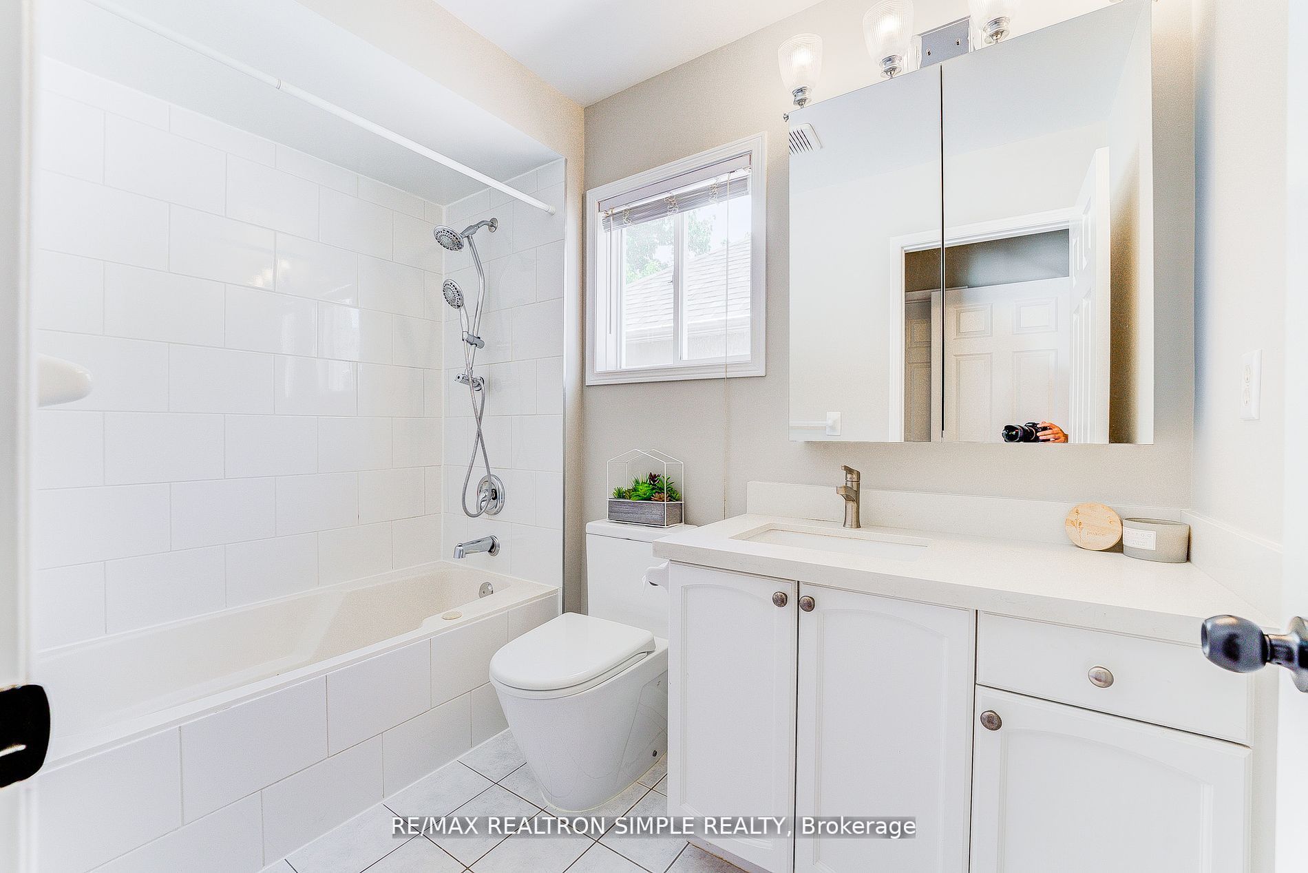 71 Schouten Cres