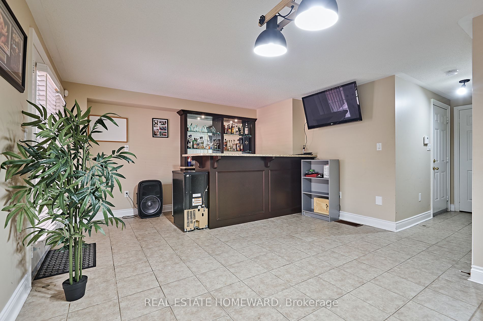4 Isaac Devins Ave