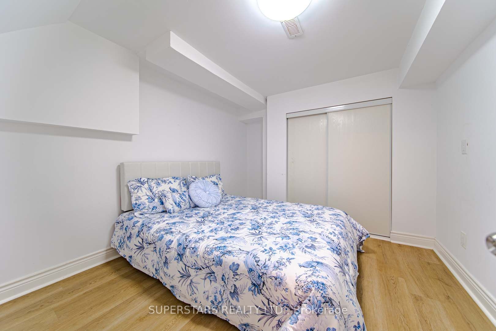 76 Cottsmore Cres