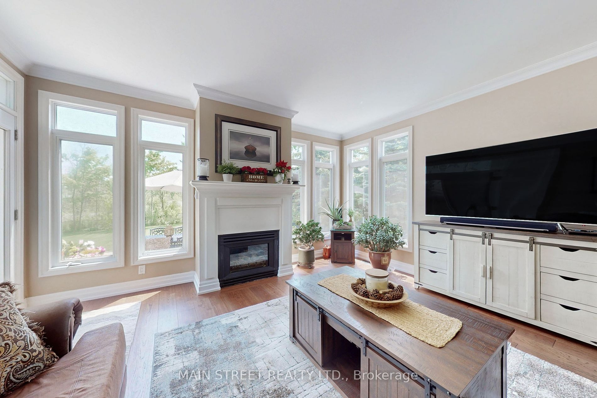 132 King St W