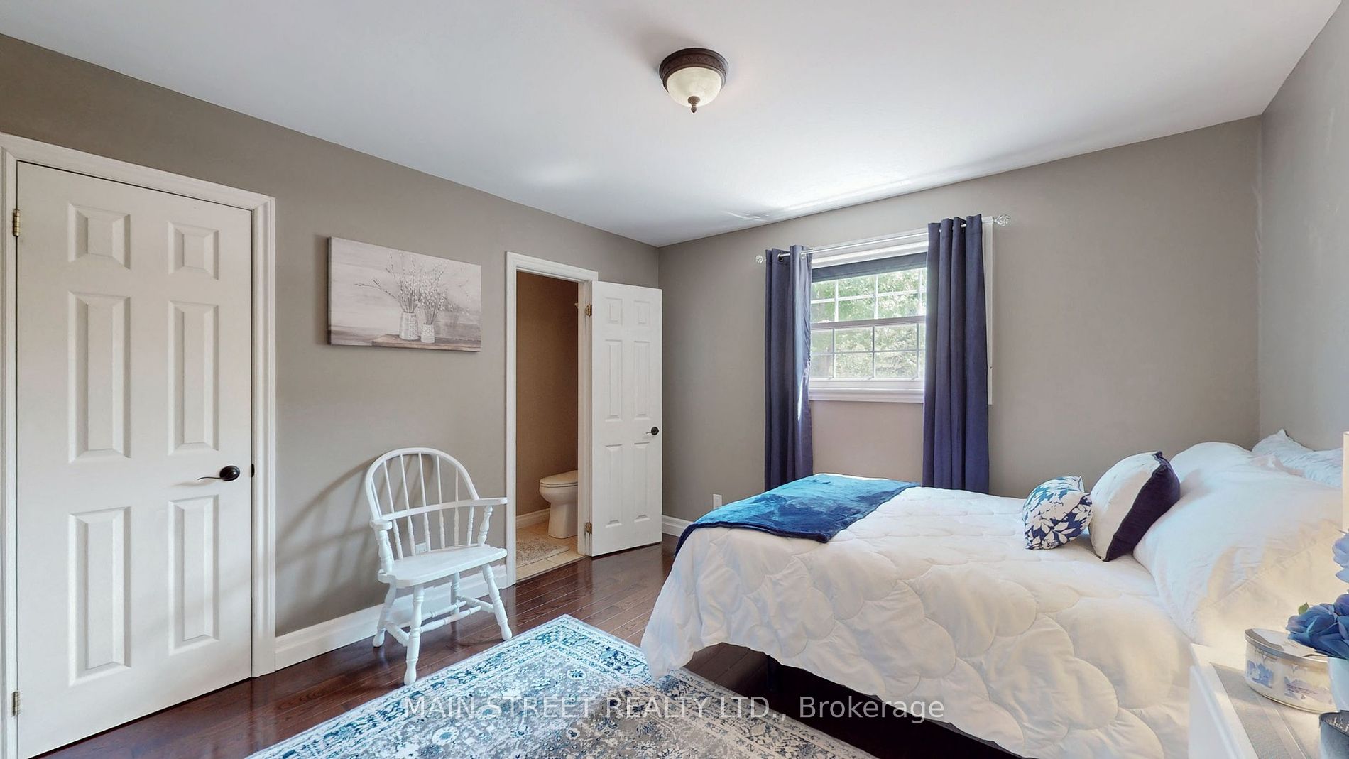 132 King St W