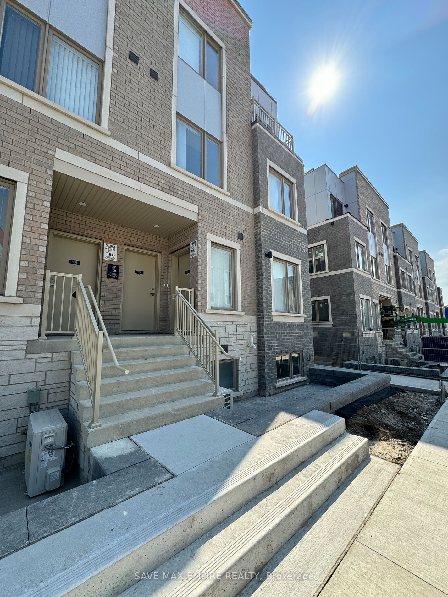 140 Honeycrisp Cres, #300